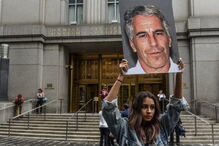 Jeffrey Epstein estava acusado de abuso sexual e tráfico de menores