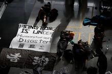 Manifestantes pró-democracia voltam ao aeroporto de Hong Kong