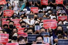 Polícia recorre a gás pimenta para desmobilizar protesto no aeroporto de Hong Kong 