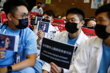 Polícia recorre a gás pimenta para desmobilizar protesto no aeroporto de Hong Kong 