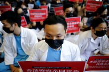 Polícia recorre a gás pimenta para desmobilizar protesto no aeroporto de Hong Kong 