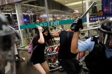 Polícia recorre a gás pimenta para desmobilizar protesto no aeroporto de Hong Kong 