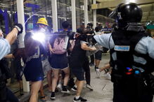 Polícia recorre a gás pimenta para desmobilizar protesto no aeroporto de Hong Kong 