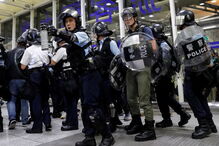 Polícia recorre a gás pimenta para desmobilizar protesto no aeroporto de Hong Kong 