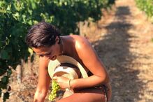 Sofia Ribeiro sensual no meio das vinhas 