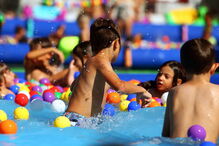 Piscinas e insufláveis para toda a família prometem muito divertimento no Splash Seixal