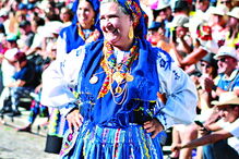 Mordomas exibem trajes e peças de ouro na Romaria da Senhora d’Agonia, em Viana do Castelo