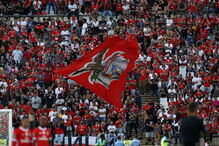 Ninhos de vespas, filas intermináveis e acessos deficientes. Jamor voltou a ser 'pequeno' para tantos adeptos