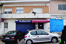 Garagem na Amadora onde a família vive