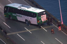 Homem armado ameaça e faz vários reféns num autocarro em ponte no Rio de Janeiro