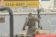 Snipers do BOPE têm na mira homem armado que faz reféns em ponte no Rio de Janeiro