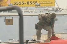 Snipers do BOPE têm na mira homem armado que faz reféns em ponte no Rio de Janeiro