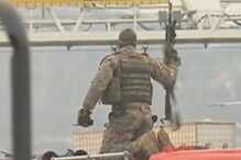 Snipers do BOPE têm na mira homem armado que faz reféns em ponte no Rio de Janeiro