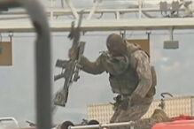 Snipers do BOPE têm na mira homem armado que faz reféns em ponte no Rio de Janeiro