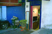 Baratas e lixo em garagem sem água quente para gémeas em bairro da Amadora