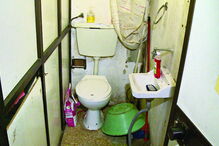 Baratas e lixo em garagem sem água quente para gémeas em bairro da Amadora