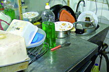 Baratas e lixo em garagem sem água quente para gémeas em bairro da Amadora