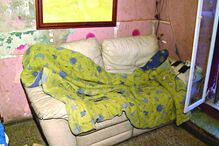 Baratas e lixo em garagem sem água quente para gémeas em bairro da Amadora