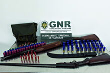 Caçadeiras e munições apreendidas pela GNR ao agressor  