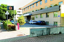 Funcionária da limpeza do hotel encontrou o hóspede, na cama, junto a comprimidos e substâncias tóxicas   
