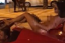 Vídeo mostra mulher nua em cima de Ferrari conduzido por dois homens em Ibiza