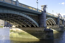 Ponte de Southwark sob o Rio Tâmisa, em Londres