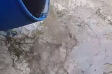 Partículas de fumo fazem cair chuva de água preta em São Paulo