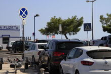 Falta de GNR na Fuseta faz com que muitos carros se mantenham mal estacionados na localidade