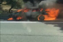 Chamas consomem carro na A1 na Azambuja