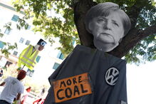 Manifestantes em protestos contra a Cimeira do G7