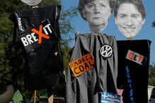 Manifestantes em protestos contra a Cimeira do G7