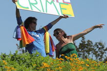 Manifestantes em protestos contra a Cimeira do G7