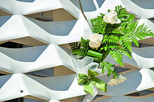 Flores colocadas no exterior da discoteca   