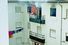 Parede das traseiras do edifício também ficou destruída 