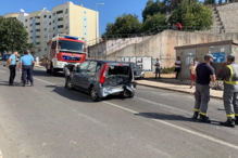 Autocarro desgovernado abalroa seis carros em Setúbal