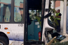 Autocarro desgovernado abalroa seis carros em Setúbal