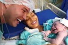 Bebé sorri após o parto ao ouvir a voz do pai 
