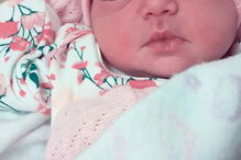 Bebé sorri após o parto ao ouvir a voz do pai 
