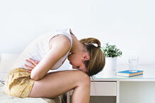 Dor abdominal é um dos sinais de gastroenterite que ocorre depois da ingestão de alimentos ou água contaminada