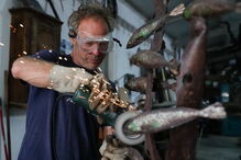 Artista transforma em arte lixo recolhido das praias da Ericeira