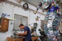 Artista transforma em arte lixo recolhido das praias da Ericeira