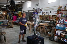 Artista transforma em arte lixo recolhido das praias da Ericeira