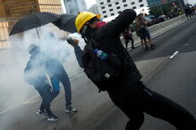 Polícia de Hong Kong lança gás lacrimogéneo sobre manifestantes