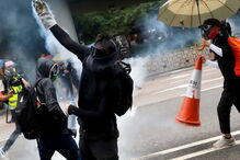 Polícia de Hong Kong lança gás lacrimogéneo sobre manifestantes