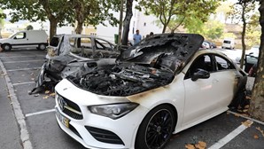 Fogo suspeito destrói três carros em Loures