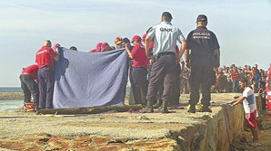 Cadáver da mulher ficou preso nas rochas do esporão da praia de Cortegaça. Dois nadadores-salvadores feridos  