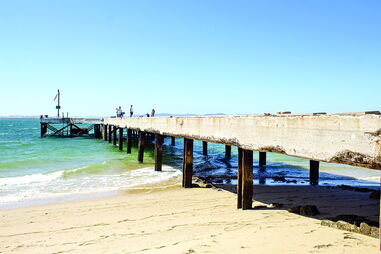 Más condições do cais de embarque estão a deixar os moradores do núcleo dos Hangares desesperados 