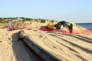 Praia de Alvor está a ser alvo de uma intervenção de reforço do cordão dunar com areia retirada da ria de Alvor  