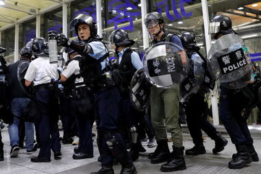 Polícia recorre a gás pimenta para desmobilizar protesto no aeroporto de Hong Kong 