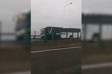 Vídeo mostra autocarro sequestrado em ponte do Rio de Janeiro